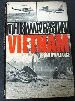 THE WARS IN VIETNAM BY EDGAR O'BALLANCE ปกแข็ง 220 หน้า พิมพ์ครั้งเเรก ปี 1975
