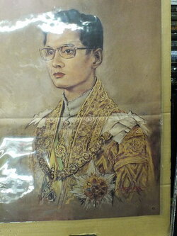 ภาพพิมพ์ในหลวง วาดโดย ประสาท ตีระนันท์ ขนาดภาพ 34X46 ซม