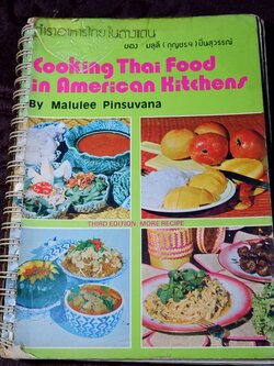 ตำราอาหารไทยในต่างเเดน ของ มลุลี (กุญชรฯ) ปิ่นสุวรรณ์ (cooking thai food in american kitchens)