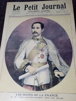 Le Petit Journal Supple'ment Illustre' ฉบับ ภาพพิมพ์เเกะลายเส้น ร.5 ฉลองพระองค์เครื่องเต็มยศจอมพลทหาร ขนาด 37X52 ซม